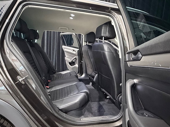 Volkswagen Passat Alltrack 13 of 30