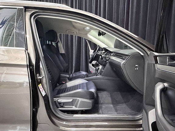 Volkswagen Passat Alltrack 9 of 30
