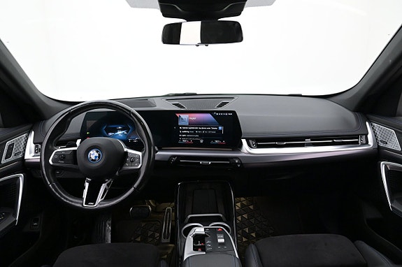 BMW iX1 6 of 27