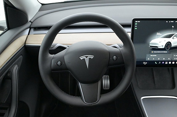 Tesla Model Y 7 of 27