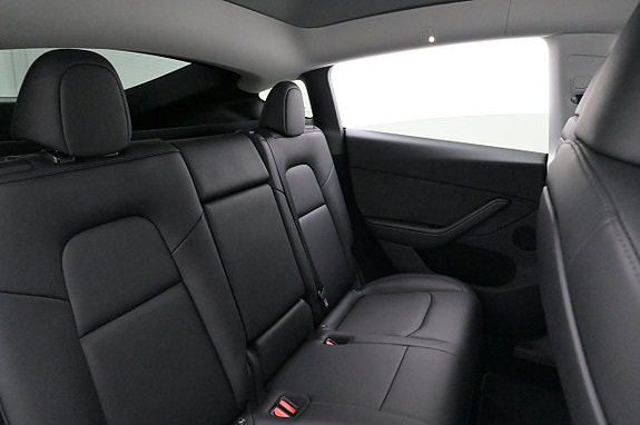 Tesla Model Y 20 of 27
