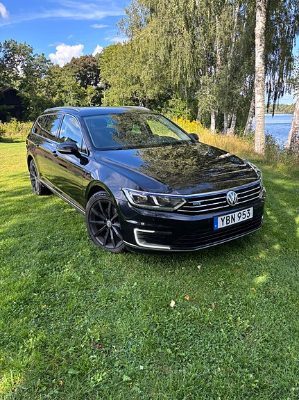 Volkswagen Passat 2 of 12