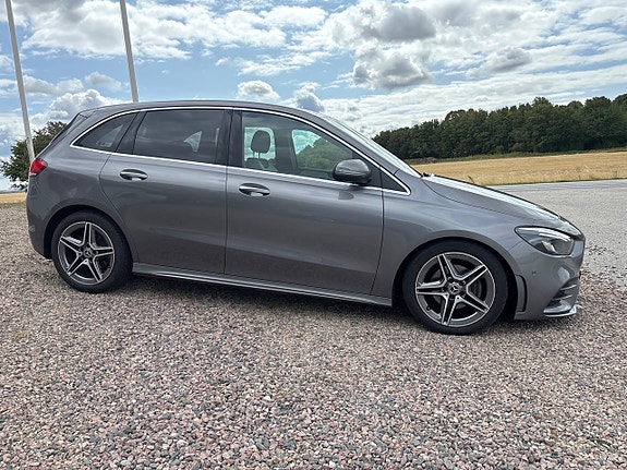 Mercedes-Benz B200 2 of 12