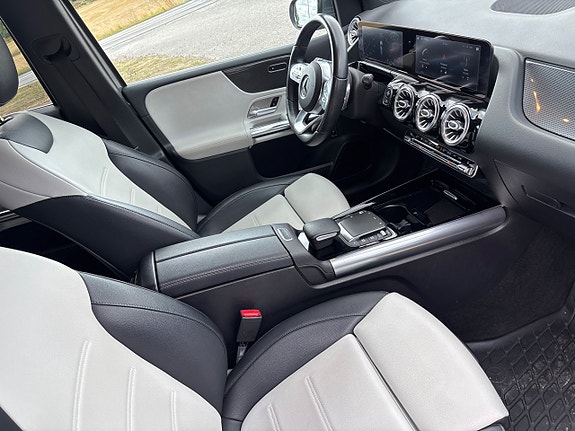 Mercedes-Benz B200 3 of 12