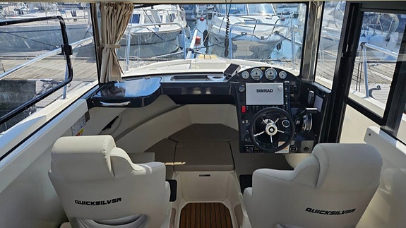 Quicksilver 755 Pilothouse 6 of 11