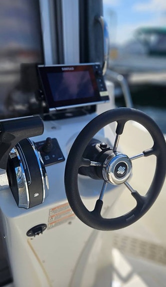 Quicksilver 755 Pilothouse 3 of 11