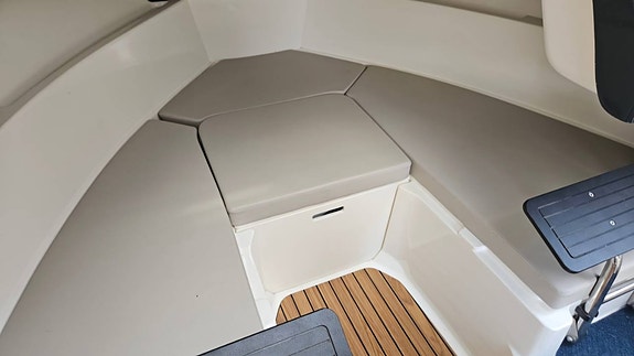 Quicksilver 755 Pilothouse 8 of 11