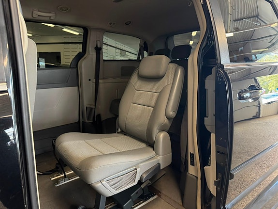 Chrysler Town & Country 7 of 19