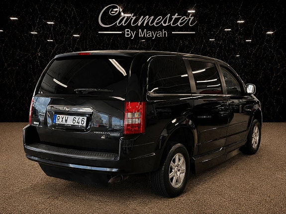 Chrysler Town & Country 4 of 19