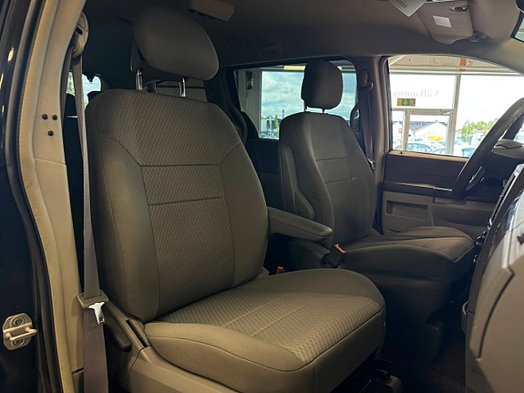 Chrysler Town & Country 14 of 19