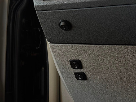 Chrysler Town & Country 15 of 19