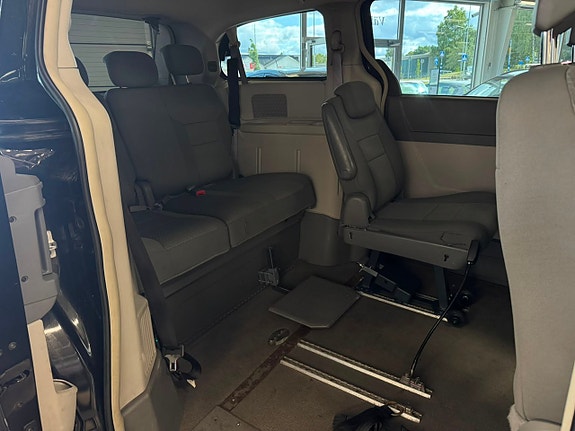 Chrysler Town & Country 11 of 19