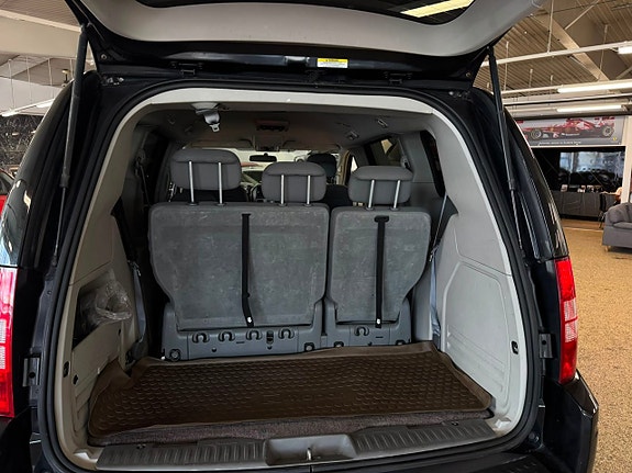 Chrysler Town & Country 9 of 19