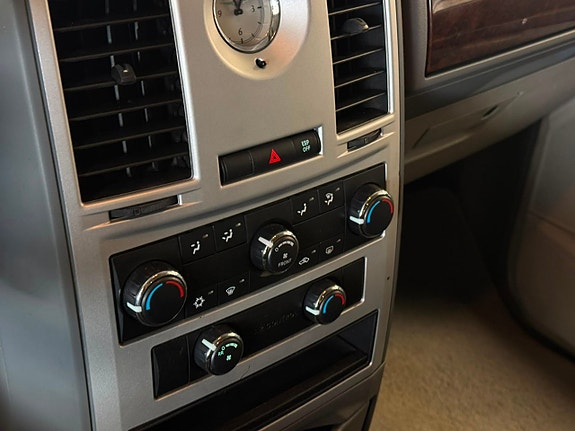 Chrysler Town & Country 19 of 19