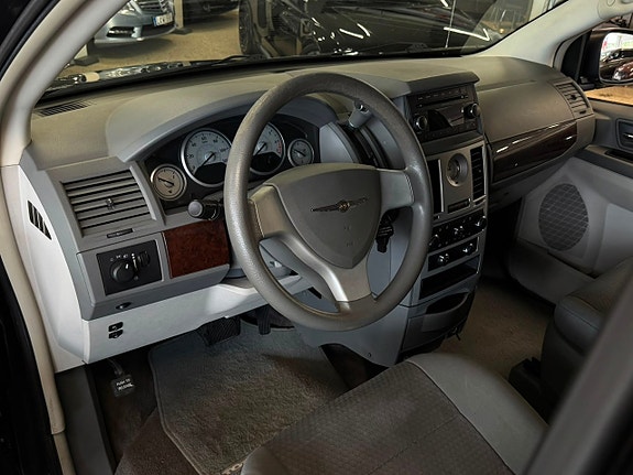 Chrysler Town & Country 6 of 19