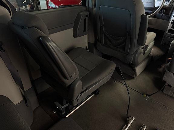 Chrysler Town & Country 12 of 19