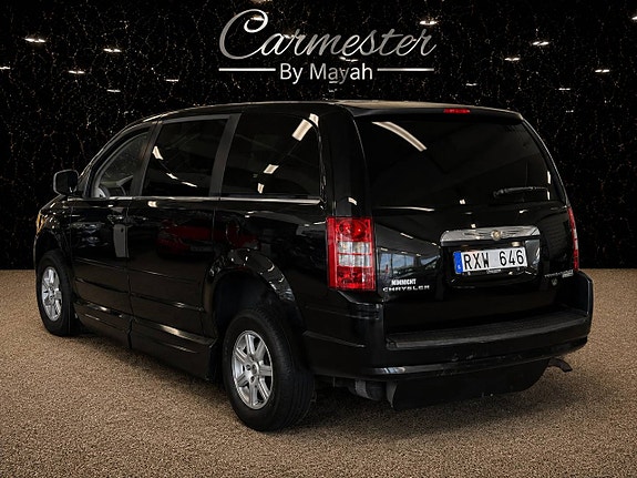 Chrysler Town & Country 3 of 19