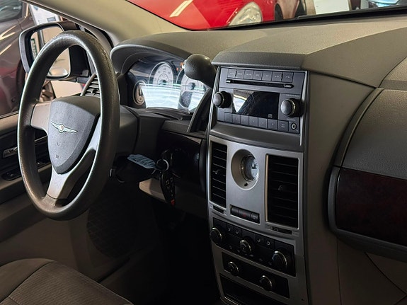 Chrysler Town & Country 13 of 19