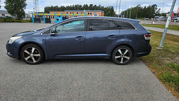 Toyota Avensis 2 of 7