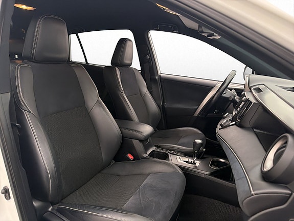 Toyota RAV4 9 of 28