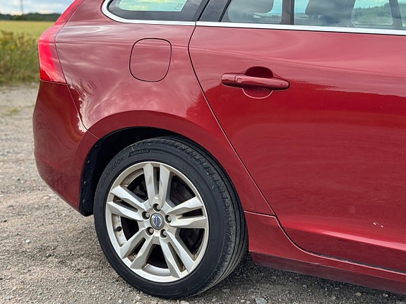 Volvo V60 2 of 24