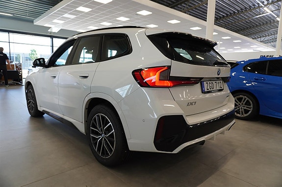 BMW iX1 4 of 19