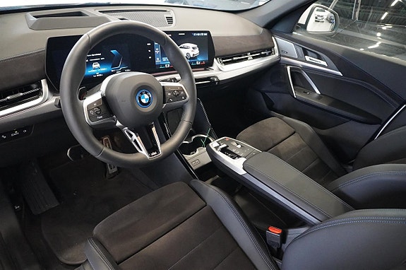 BMW iX1 7 of 19