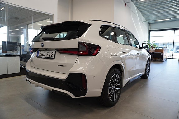 BMW iX1 5 of 19