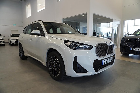 BMW iX1 6 of 19