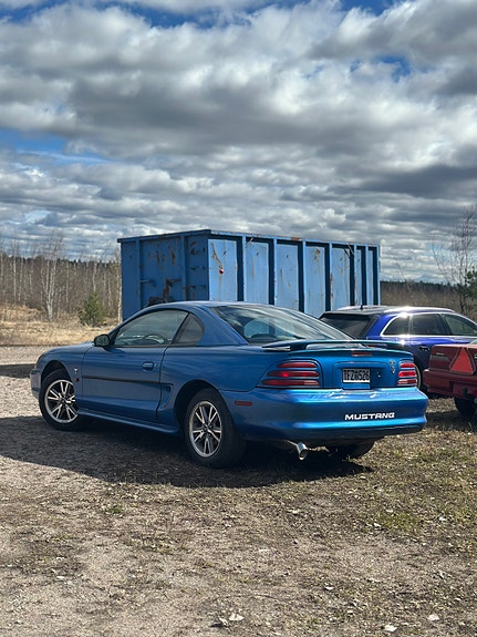 Ford Mustang 2 of 9