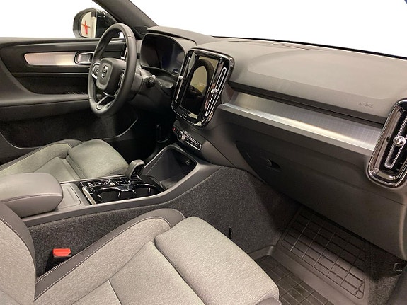 Volvo XC40 4 of 14