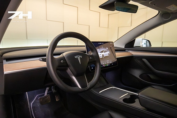 Tesla Model 3 9 of 17
