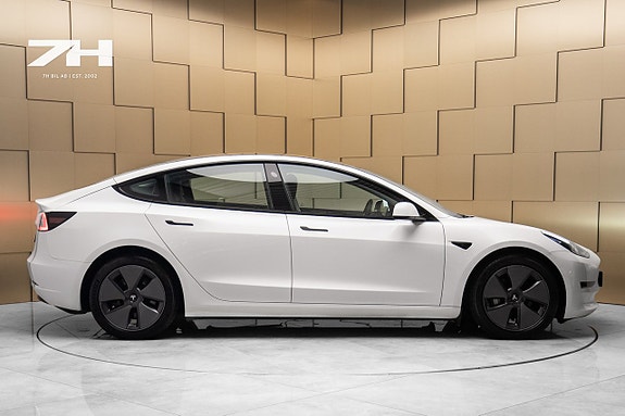 Tesla Model 3 6 of 17