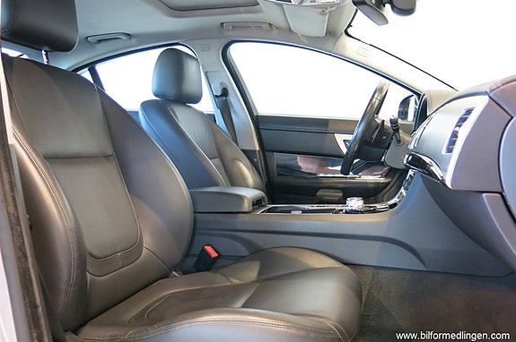 Jaguar XF 16 of 19
