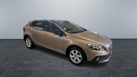 Volvo V40 Cross Country 2 of 9