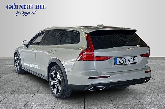 Volvo V60 Cross Country 6 of 15