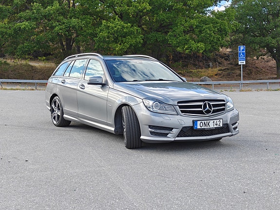 Mercedes-Benz C220 2 of 16