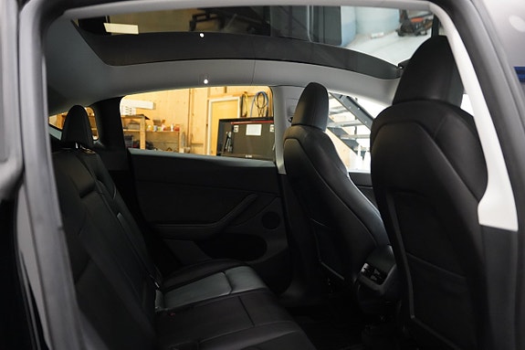 Tesla Model Y 22 of 24