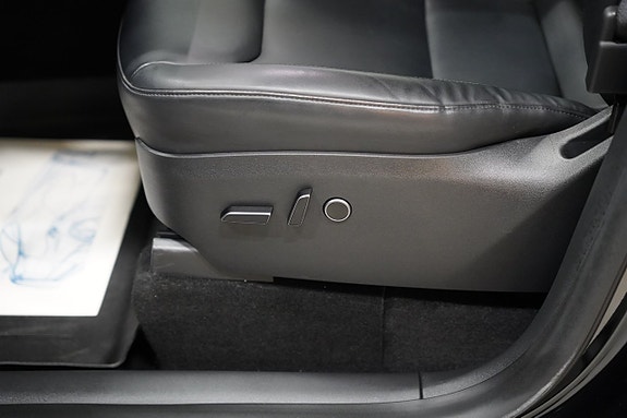 Tesla Model Y 10 of 24