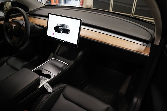 Tesla Model Y 12 of 24