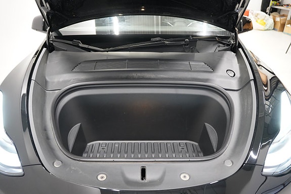 Tesla Model Y 6 of 24