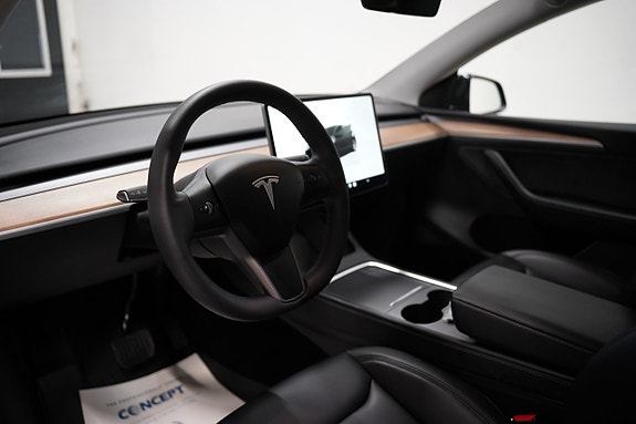 Tesla Model Y 8 of 24