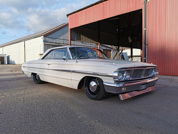 Ford Galaxie 4 of 5