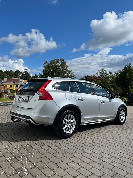 Volvo V60 Cross Country 2 of 6