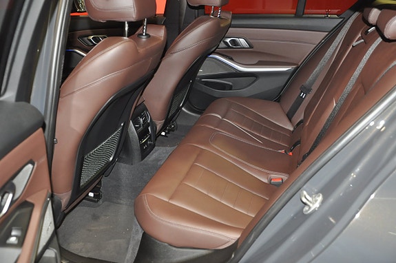 BMW 330i 11 of 22