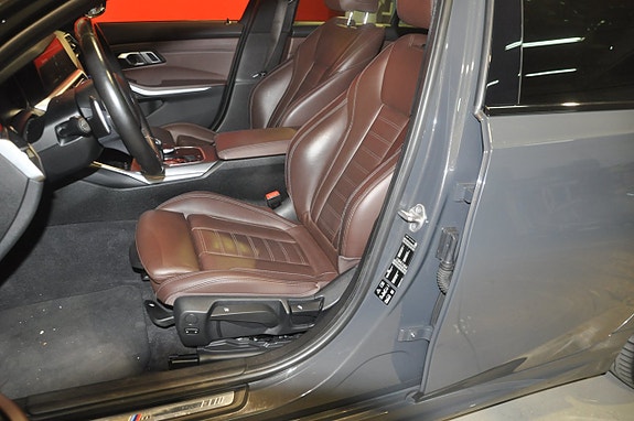 BMW 330i 9 of 22