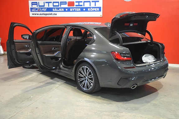 BMW 330i 13 of 22