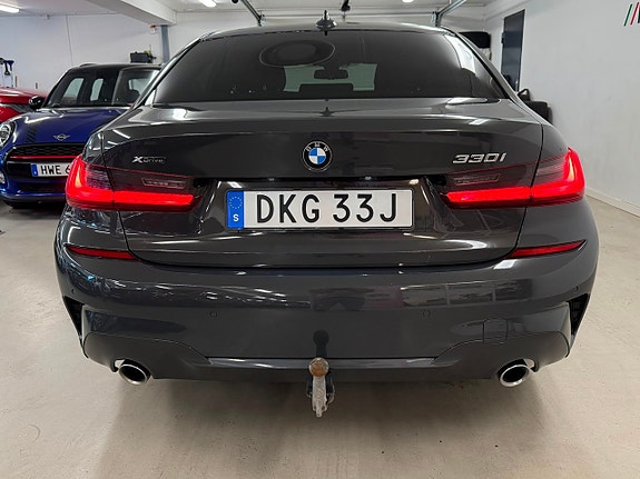 BMW 330i 7 of 26