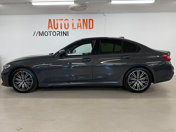 BMW 330i 4 of 26