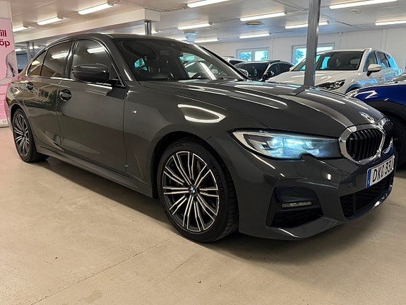 BMW 330i 11 of 26